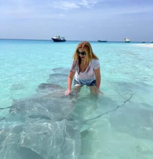 Danica Maksimović Instagram - Moja ljubav prema ražama zaslužuje da je podelim sa vama, dragi prijatelji! Verujem da ćete se složiti da bi bila šteta da ostanu u galeriji!

#maldives #ocean #blue #tirkiz #stingrays #stingrayfish #joy #travel #instagood