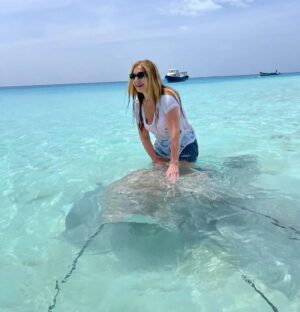 Danica Maksimović Instagram - Moja ljubav prema ražama zaslužuje da je podelim sa vama, dragi prijatelji! Verujem da ćete se složiti da bi bila šteta da ostanu u galeriji!

#maldives #ocean #blue #tirkiz #stingrays #stingrayfish #joy #travel #instagood
