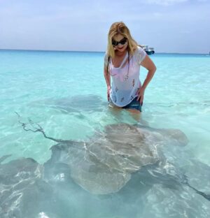 Danica Maksimović Instagram - Moja ljubav prema ražama zaslužuje da je podelim sa vama, dragi prijatelji! Verujem da ćete se složiti da bi bila šteta da ostanu u galeriji!

#maldives #ocean #blue #tirkiz #stingrays #stingrayfish #joy #travel #instagood