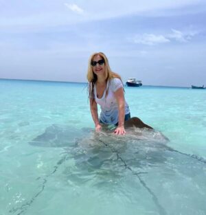 Danica Maksimović Instagram - Moja ljubav prema ražama zaslužuje da je podelim sa vama, dragi prijatelji! Verujem da ćete se složiti da bi bila šteta da ostanu u galeriji!

#maldives #ocean #blue #tirkiz #stingrays #stingrayfish #joy #travel #instagood