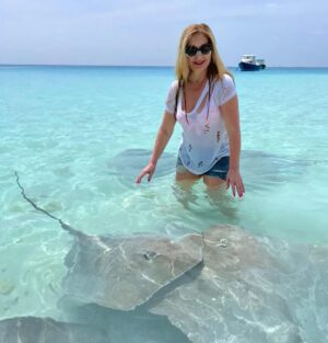 Danica Maksimović Instagram - Moja ljubav prema ražama zaslužuje da je podelim sa vama, dragi prijatelji! Verujem da ćete se složiti da bi bila šteta da ostanu u galeriji!

#maldives #ocean #blue #tirkiz #stingrays #stingrayfish #joy #travel #instagood