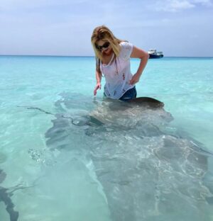 Danica Maksimović Instagram - Moja ljubav prema ražama zaslužuje da je podelim sa vama, dragi prijatelji! Verujem da ćete se složiti da bi bila šteta da ostanu u galeriji!

#maldives #ocean #blue #tirkiz #stingrays #stingrayfish #joy #travel #instagood