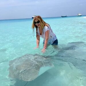 Danica Maksimović Instagram - Moja ljubav prema ražama zaslužuje da je podelim sa vama, dragi prijatelji! Verujem da ćete se složiti da bi bila šteta da ostanu u galeriji!

#maldives #ocean #blue #tirkiz #stingrays #stingrayfish #joy #travel #instagood
