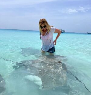 Danica Maksimović Instagram - Moja ljubav prema ražama zaslužuje da je podelim sa vama, dragi prijatelji! Verujem da ćete se složiti da bi bila šteta da ostanu u galeriji!

#maldives #ocean #blue #tirkiz #stingrays #stingrayfish #joy #travel #instagood