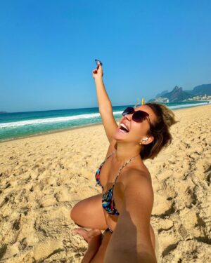Daniela Boaventura Instagram - Se eu só pudesse escolher uma coisa nessa quinta-feira seria um mergulho no mar!! E duvido vocês me convencerem de que tem algo mais importante em jogo hoje, tá?! 🤪🤣🤭 #tbt