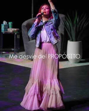 Daniela Droz Instagram - ⬅️Desliza

Siempre habrá circunstancias que intenten interrumpir el propósito de Dios para tu vida, pero SUELTA y CREE. 

Entrega tus dones y talentos, y confía en que Él se encargará. No dejes que nada material opaque lo que Dios quiere hacer, no solo en ti, sino en los demás. 

Yo personalmente he tenido que entender que cualquier ser humano puede fallarme, sin importar cuán grande o pequeña sea su fe, ni lo que haga o a qué se dedique. Todos podemos fallar. 
Pero si tu mirada está puesta en Aquel que te llamó, nuestro Padre celestial, recuerda que Él jamás cambia y nunca te fallará.”

¡Comparte el brillo de Papá!” Happy Sábado family!!!

❤️Gracias a mi stylist @gracielacolonmatos 
Gracias @beaminaofficial por mi falda espectacular  y a 
@simplementetuboutike por mi outfit blanco hermoso.🤍

H&M 💄 por la espectacularrrttt @nicolerodz_makeupartist

NOS VEMOS EN YAUCO , SAN SEBASTIÁN y CAGUAS. 

🎫 🎟️ @ticketera 🎟️🎫

#sueltaysoltando #propósito #danieladroz #donesytalentos #DiosEsFiel #paz #alegríaybombaeehh #transformacion #proceso