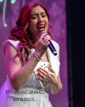 Daniela Droz Instagram - ⬅️Desliza

Siempre habrá circunstancias que intenten interrumpir el propósito de Dios para tu vida, pero SUELTA y CREE. 

Entrega tus dones y talentos, y confía en que Él se encargará. No dejes que nada material opaque lo que Dios quiere hacer, no solo en ti, sino en los demás. 

Yo personalmente he tenido que entender que cualquier ser humano puede fallarme, sin importar cuán grande o pequeña sea su fe, ni lo que haga o a qué se dedique. Todos podemos fallar. 
Pero si tu mirada está puesta en Aquel que te llamó, nuestro Padre celestial, recuerda que Él jamás cambia y nunca te fallará.”

¡Comparte el brillo de Papá!” Happy Sábado family!!!

❤️Gracias a mi stylist @gracielacolonmatos 
Gracias @beaminaofficial por mi falda espectacular  y a 
@simplementetuboutike por mi outfit blanco hermoso.🤍

H&M 💄 por la espectacularrrttt @nicolerodz_makeupartist

NOS VEMOS EN YAUCO , SAN SEBASTIÁN y CAGUAS. 

🎫 🎟️ @ticketera 🎟️🎫

#sueltaysoltando #propósito #danieladroz #donesytalentos #DiosEsFiel #paz #alegríaybombaeehh #transformacion #proceso