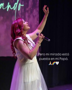 Daniela Droz Instagram - ⬅️Desliza

Siempre habrá circunstancias que intenten interrumpir el propósito de Dios para tu vida, pero SUELTA y CREE. 

Entrega tus dones y talentos, y confía en que Él se encargará. No dejes que nada material opaque lo que Dios quiere hacer, no solo en ti, sino en los demás. 

Yo personalmente he tenido que entender que cualquier ser humano puede fallarme, sin importar cuán grande o pequeña sea su fe, ni lo que haga o a qué se dedique. Todos podemos fallar. 
Pero si tu mirada está puesta en Aquel que te llamó, nuestro Padre celestial, recuerda que Él jamás cambia y nunca te fallará.”

¡Comparte el brillo de Papá!” Happy Sábado family!!!

❤️Gracias a mi stylist @gracielacolonmatos 
Gracias @beaminaofficial por mi falda espectacular  y a 
@simplementetuboutike por mi outfit blanco hermoso.🤍

H&M 💄 por la espectacularrrttt @nicolerodz_makeupartist

NOS VEMOS EN YAUCO , SAN SEBASTIÁN y CAGUAS. 

🎫 🎟️ @ticketera 🎟️🎫

#sueltaysoltando #propósito #danieladroz #donesytalentos #DiosEsFiel #paz #alegríaybombaeehh #transformacion #proceso