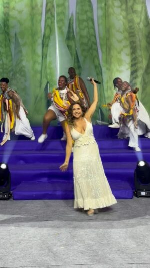 Daniela Mercury Instagram - Uma emoção enorme em pisar no palco desses deuses da música baiana. Muito axé para vocês nesse retorno. A gente estava com saudade. Já fui, Banda Mel. ❤️❤️❤️#DanielaMercury #BandaMel