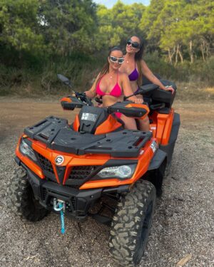 Daniela Nízlová Instagram - Po 9tich rokoch opat na @hvar.sport.resort 🧡 Tolko zazitkov a spomienok🙏🏻 Tesime sa, ze sme sa na toto carovne miesto vratili☀️💙 #hvar#sucuraj#hvarsportresort#chorvatsko#dovolenka