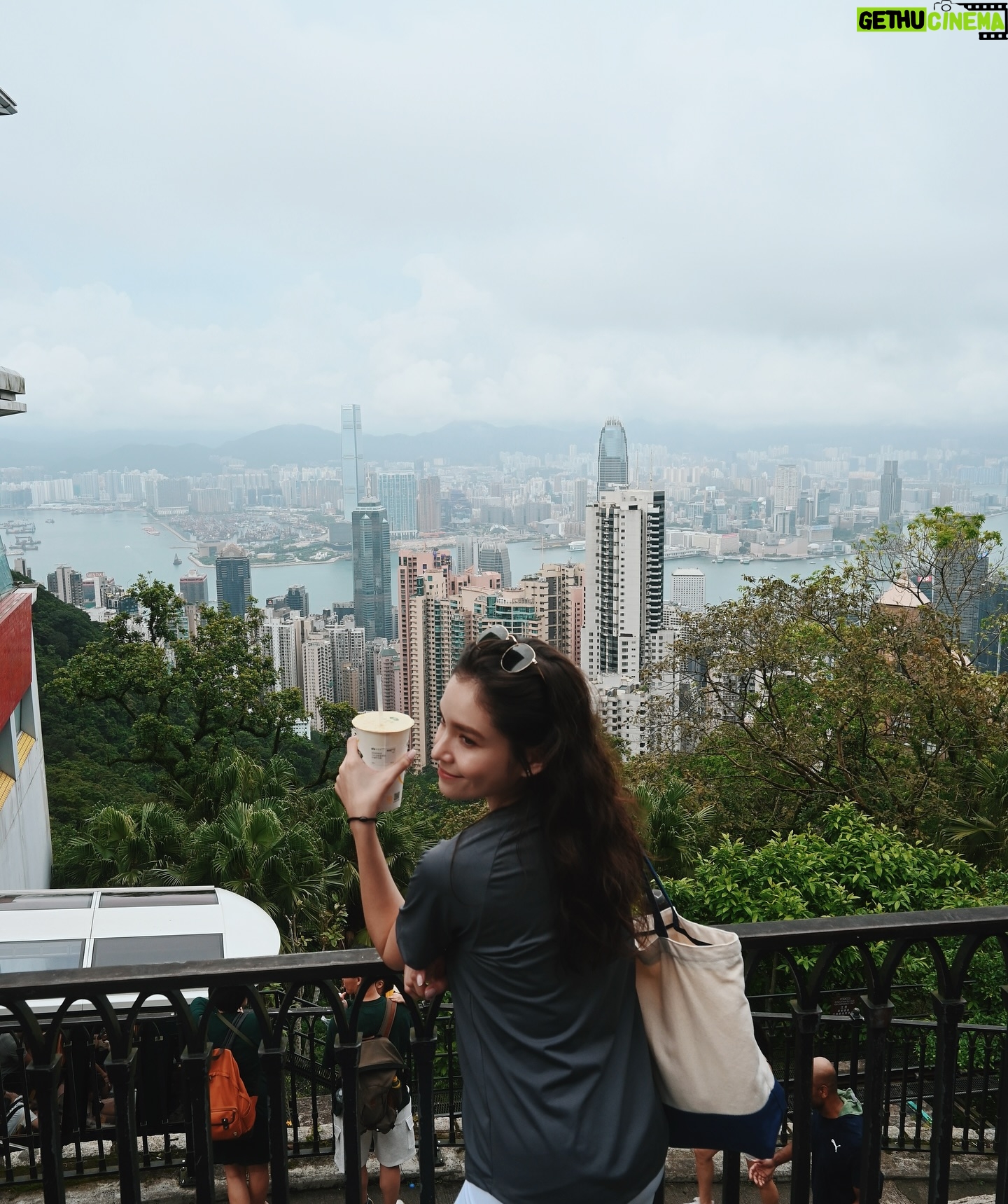 Dara Hanfman - 2.2K Likes - 香港山頂爬上來很漂亮⛰️
但老公下次我們可以坐纜車上山🙃
全身 @misshanfman
韓國的運動服真的很讚