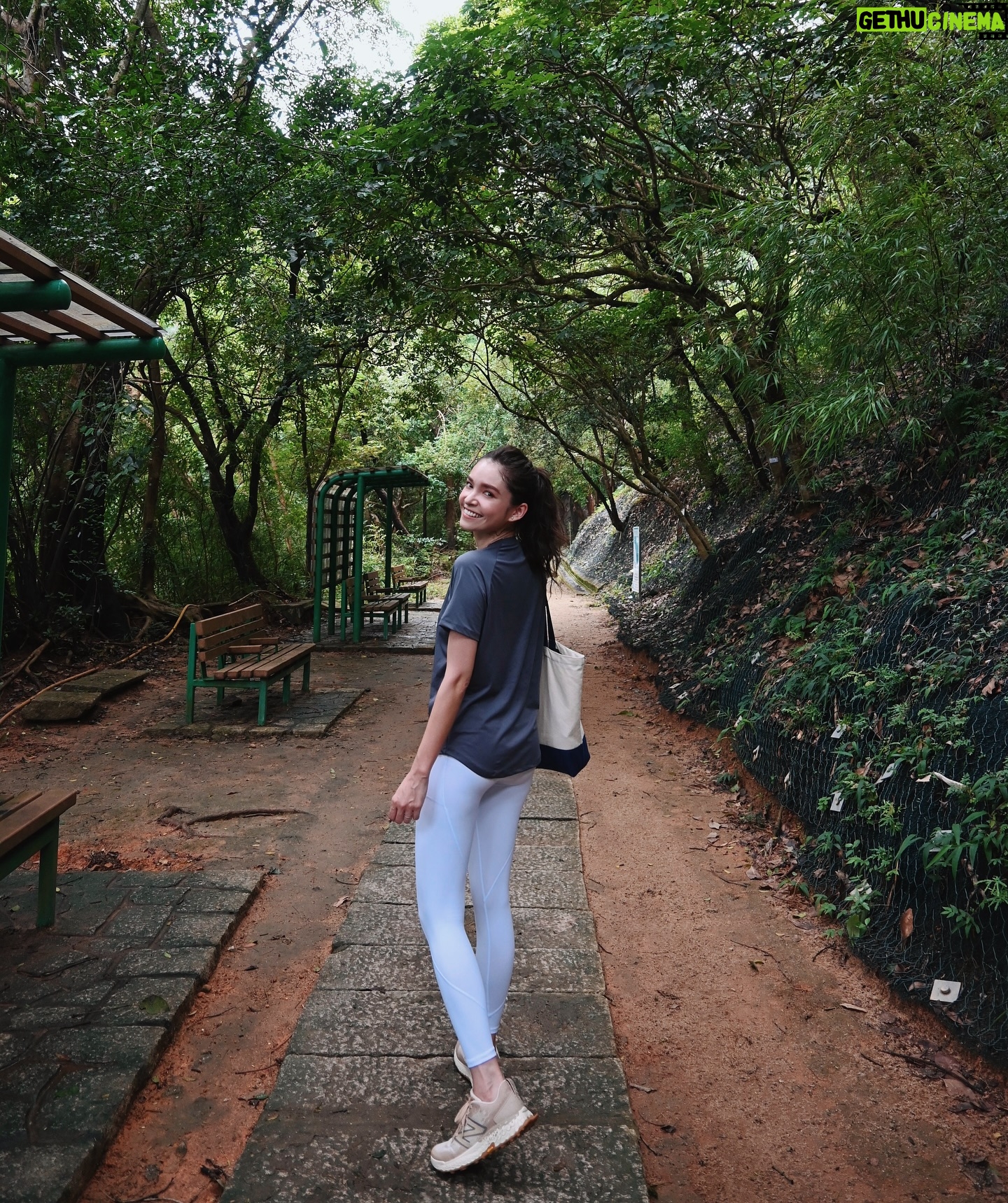 Dara Hanfman - 2.2K Likes - 香港山頂爬上來很漂亮⛰️
但老公下次我們可以坐纜車上山🙃
全身 @misshanfman
韓國的運動服真的很讚