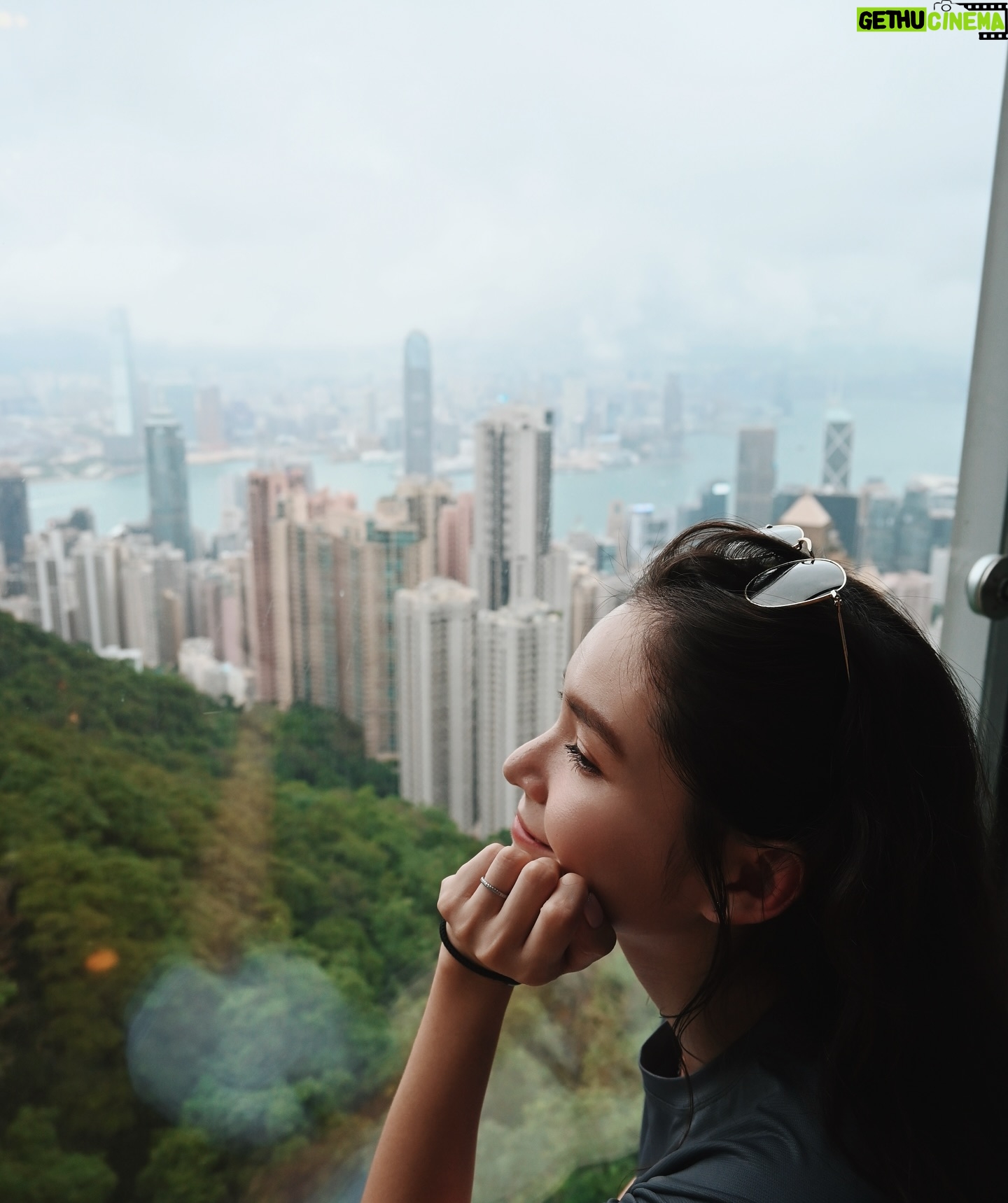 Dara Hanfman - 2.2K Likes - 香港山頂爬上來很漂亮⛰️
但老公下次我們可以坐纜車上山🙃
全身 @misshanfman
韓國的運動服真的很讚