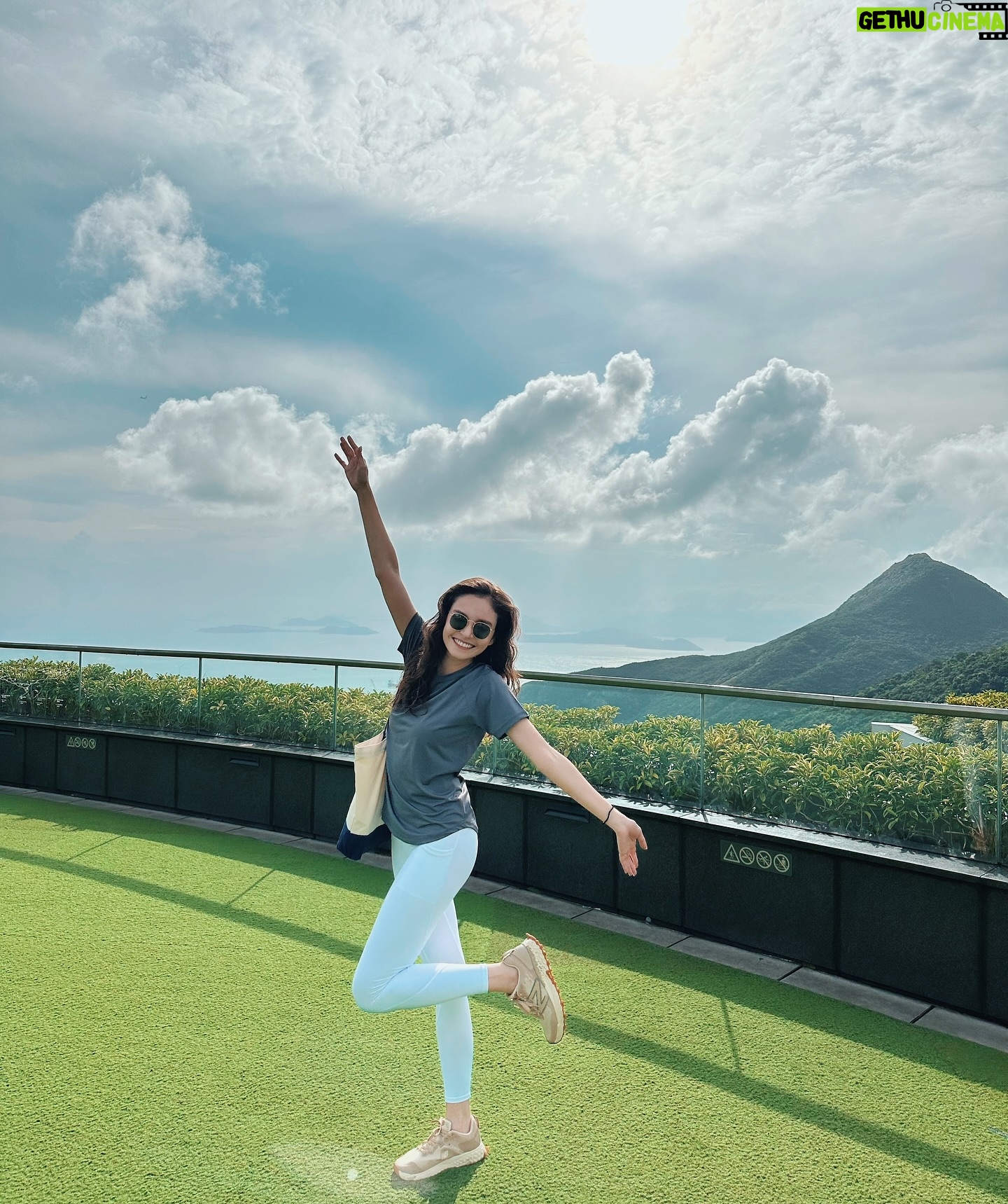 Dara Hanfman - 2.2K Likes - 香港山頂爬上來很漂亮⛰️
但老公下次我們可以坐纜車上山🙃
全身 @misshanfman
韓國的運動服真的很讚