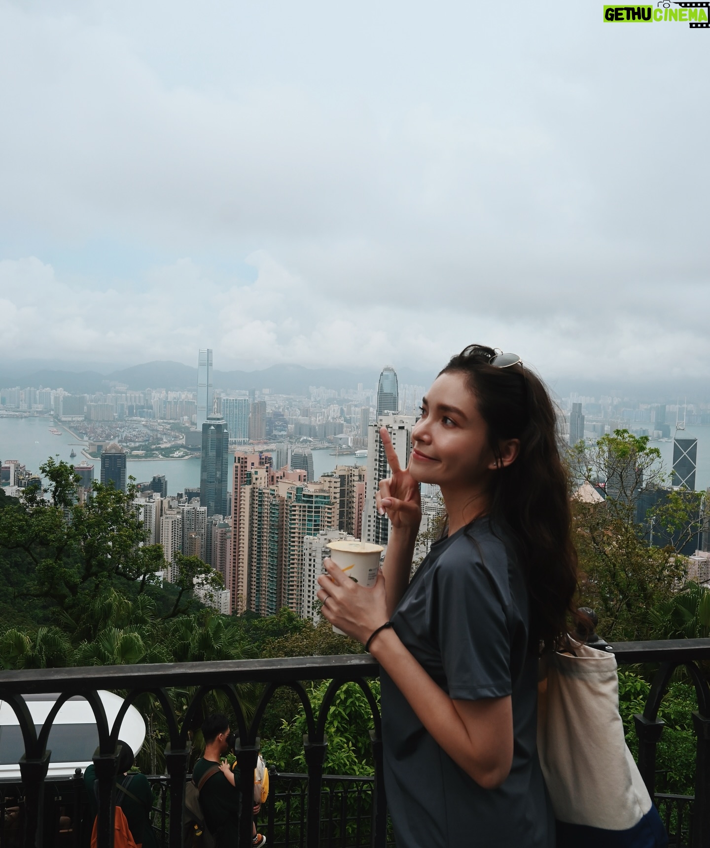 Dara Hanfman - 2.2K Likes - 香港山頂爬上來很漂亮⛰️
但老公下次我們可以坐纜車上山🙃
全身 @misshanfman
韓國的運動服真的很讚