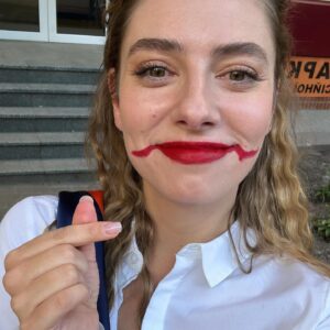 Daria Petrozhytska Instagram - Стоп. Знято. «Встигнути до 30. Другий сезон» 
От і все 🥹🥰
Обожнюю кожного і ще вже назавжди @iqproduction 🤍

- Коли вийде? Не знаю 🫣
- Чи буде продовження? Гарненько дивіться другий сезон на @tet_tv і робіть нам цифри - тоді буде 😂
- Чи буде цікаво? Відповідь за вами 🥰