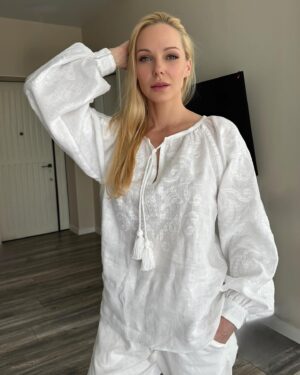Daryna Trehubova Instagram - Незалежність - це повага до себе і до інших.
Інтелект та працелюбність.
Віра у власні переконання і відсутність агресії до переконань оточуючих.
Вміння відстоювати свою думку і чути думку інших.

Незалежність - це те, що є у кожного з нас. І те, що потребує маси зусиль, щоб її зберегти.

Мрію, щоб ми із вами завжди лишалися вільними людьми незалежної країни.

З Днем Незалежності! 

Вишиванка @vyshyvanka_by_vera 

#незалежність #ми