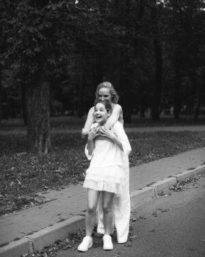 Daryna Trehubova Instagram - Сьогодні веду подію у 50 км від лінії фронту
Слухаю повітряні тривоги 
Дивлюсь на неймовірні краєвиди 
Мрію, щоб наші діти жили на цій землі переможцями.

Дякую за ці сповнені ніжністю світлини @maryna_komarytska - фотографині з чудовою енергією, яка змушена була переїхати з маленькою дитиною до Києва через постійні обстріли.
Тож, якщо вам потрібна класна сімейна фотосесія, ви знаєте, до кого звертатися🫶
