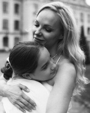 Daryna Trehubova Instagram - Сьогодні веду подію у 50 км від лінії фронту
Слухаю повітряні тривоги 
Дивлюсь на неймовірні краєвиди 
Мрію, щоб наші діти жили на цій землі переможцями.

Дякую за ці сповнені ніжністю світлини @maryna_komarytska - фотографині з чудовою енергією, яка змушена була переїхати з маленькою дитиною до Києва через постійні обстріли.
Тож, якщо вам потрібна класна сімейна фотосесія, ви знаєте, до кого звертатися🫶