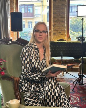 Daryna Trehubova Instagram - Прокинулася дуже раненько, щоб поговорити про хороше у рубриці «Раджу книжку» @snidanok