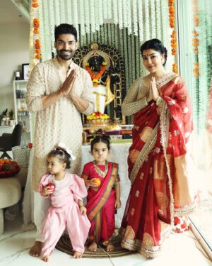 Debina Bonnerjee Instagram - That was day 2 of Ganpati Bappa at our home. Blessing this dressed to the T family. Well mom and daughters had this plan of dressing in Marathi mulgi way. But little #divisha bailed herself out. And #lianna being her completed the look with a nathni and kashtha saree and being effortless in it. Pl write down your feelings about anything you feel seeing these pics. 
🎑 Ganpati 24
📷 @sk_.click 
Guru outfit @kalpraag X @oakpinionpr 
Saree @safetyypins  X @dinky_nirh 
Divisha @mini 
Lianna curated my mumma 🤩
