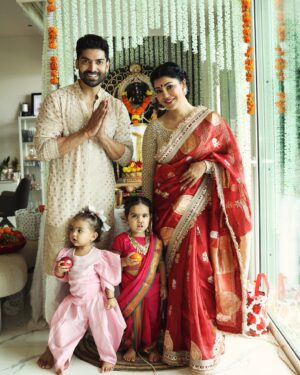 Debina Bonnerjee Instagram - That was day 2 of Ganpati Bappa at our home. Blessing this dressed to the T family. Well mom and daughters had this plan of dressing in Marathi mulgi way. But little #divisha bailed herself out. And #lianna being her completed the look with a nathni and kashtha saree and being effortless in it. Pl write down your feelings about anything you feel seeing these pics. 
🎑 Ganpati 24
📷 @sk_.click 
Guru outfit @kalpraag X @oakpinionpr 
Saree @safetyypins  X @dinky_nirh 
Divisha @mini 
Lianna curated my mumma 🤩