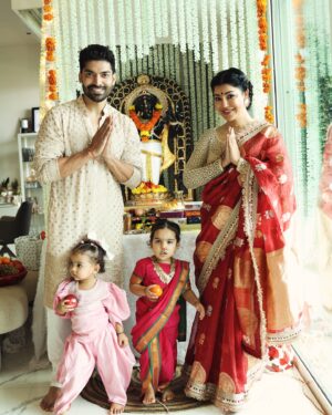 Debina Bonnerjee Instagram - That was day 2 of Ganpati Bappa at our home. Blessing this dressed to the T family. Well mom and daughters had this plan of dressing in Marathi mulgi way. But little #divisha bailed herself out. And #lianna being her completed the look with a nathni and kashtha saree and being effortless in it. Pl write down your feelings about anything you feel seeing these pics. 
🎑 Ganpati 24
📷 @sk_.click 
Guru outfit @kalpraag X @oakpinionpr 
Saree @safetyypins  X @dinky_nirh 
Divisha @mini 
Lianna curated my mumma 🤩