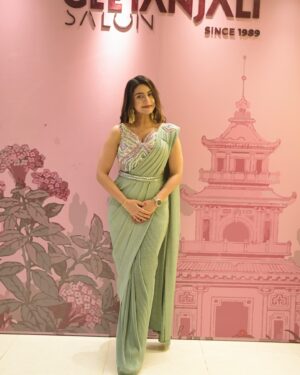 Debjani Deghuria Instagram - 🫶🏻🍸🍡

Elegance redefined! Mint to be, in this stunning draped saree by Shivashree 💚" 

Wearing @shivashree_official 
Shot by @the.signature.story
