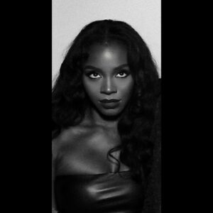 Deborah Ayorinde Instagram - London Fashion Week….one of my favourite times of year 🖤 ✨

#LondonFashionWeek
#LFW 
#LondonFashion
#ParisFashionWeek
#LondonStyle
#FashionWeekStreetStyle
#StreetStyle