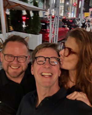 Debra Messing Instagram - The last few days has been a balm to my soul. Spending time with my beloveds, from all over the world, has momentarily lightened my heart, and I am so grateful.

@camrynmanheim and I went to the @usopen and watched the Men’s Semifinals -Sinner vs Draper. It was extraordinary. Thank you @dobeltequila for having us and getting me drunk in the middle of the afternoon.😂Cam and I always laugh together, but we were maybe, a little bit giddier than usual!

@seanhayes (my brother from another mother) and his better half, sorry Seanie, @scotticenogle were like a cozy warm blanket. We had the yummies dinner and as always it felt like we saw each other last week, even though they live in LA.

And @robertvetica, My first and forever hair stylist who is my family, and lives in Italy. Brunch and heart talk. He always makes me remember to live in the moment and to live in gratitude. 

Thank you, dear ones, for loving me. All of me. 

#rideordie #friendsforever #luckyme #bringingthelight #camrynmanheim #seanhayes #robertvetica