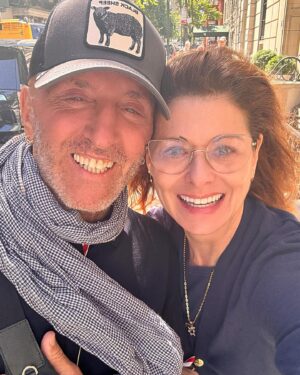 Debra Messing Instagram - The last few days has been a balm to my soul. Spending time with my beloveds, from all over the world, has momentarily lightened my heart, and I am so grateful.

@camrynmanheim and I went to the @usopen and watched the Men’s Semifinals -Sinner vs Draper. It was extraordinary. Thank you @dobeltequila for having us and getting me drunk in the middle of the afternoon.😂Cam and I always laugh together, but we were maybe, a little bit giddier than usual!

@seanhayes (my brother from another mother) and his better half, sorry Seanie, @scotticenogle were like a cozy warm blanket. We had the yummies dinner and as always it felt like we saw each other last week, even though they live in LA.

And @robertvetica, My first and forever hair stylist who is my family, and lives in Italy. Brunch and heart talk. He always makes me remember to live in the moment and to live in gratitude. 

Thank you, dear ones, for loving me. All of me. 

#rideordie #friendsforever #luckyme #bringingthelight #camrynmanheim #seanhayes #robertvetica