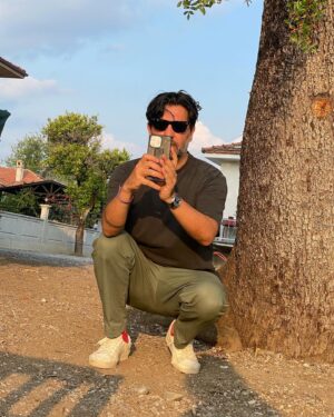 Defne Kayalar Instagram - İnternete söyleyin, ormandan geri döndüm, telefonum çekiyor 🌲