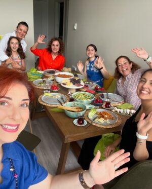 Demet Tuncer Instagram - Girls tea time the Turkish style!! Brace yourselves!!
We start at 2:00 cause we talk till 7:00 🙈
Hoppaaaa!!!!
