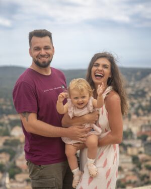 Denisa Pfauserová Instagram - My jsme se hledali, až jsme se našli 👨👶👩‍🦱 aneb my dva čmoudi a naše blonďatá kukačka 🙈 Hodně od vás slyším, jaká jsme fajn rodinka a my dva s Martině skvělej páreček. No a na jednu stranu to tak vážně je, jsme super tým a já jsem po celkem dlouhý době a x partnerských neuspěších našla kluka z mýho těsta. A tu naši rozkošnou usměvavou holčičku máme fakt za odměnu!

Na druhou stranu pořád vidíte jen to, co já chci, abyste viděli. Takže jsme i my dva úplně normální pár, co se hádá (a ráda bych napsala občas, ale popravdě je to spíš každej den :)), co si často nerozumí, co se uráží, potřebuje si od sebe odpočinout, bere si všechno osobně nebo vytahuje sto let starý křivdy 😅 Nakonec k sobě ale vždycky zase najdem cestu a umíme si odpustit a jít dál (ne a nikdy jsem nepřišla říct ,,promiň” jen proto, abych měla klid a měla za to, že se ve skutečnosti nemám za co omlouvat, ne ne, samozřejmě, že ne 😁). Když nemusíte být v partnerském vztahu někdo, kdo nejste a o všem si můžete promluvit, byť je to někdy hodně těžké, tak je to velká výhra. Vím to a díky za to ❤️

Někde jsem četla, že důležitý si odpustit před tím, než půjdete spát. Tak až se vás to někdy zas bude držet celej den, zkuste to dát aspoň ve chvíli, kdy lezete do peřin :)

#family #couple