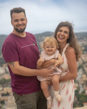 Denisa Pfauserová Instagram - My jsme se hledali, až jsme se našli 👨👶👩‍🦱 aneb my dva čmoudi a naše blonďatá kukačka 🙈 Hodně od vás slyším, jaká jsme fajn rodinka a my dva s Martině skvělej páreček. No a na jednu stranu to tak vážně je, jsme super tým a já jsem po celkem dlouhý době a x partnerských neuspěších našla kluka z mýho těsta. A tu naši rozkošnou usměvavou holčičku máme fakt za odměnu!

Na druhou stranu pořád vidíte jen to, co já chci, abyste viděli. Takže jsme i my dva úplně normální pár, co se hádá (a ráda bych napsala občas, ale popravdě je to spíš každej den :)), co si často nerozumí, co se uráží, potřebuje si od sebe odpočinout, bere si všechno osobně nebo vytahuje sto let starý křivdy 😅 Nakonec k sobě ale vždycky zase najdem cestu a umíme si odpustit a jít dál (ne a nikdy jsem nepřišla říct ,,promiň” jen proto, abych měla klid a měla za to, že se ve skutečnosti nemám za co omlouvat, ne ne, samozřejmě, že ne 😁). Když nemusíte být v partnerském vztahu někdo, kdo nejste a o všem si můžete promluvit, byť je to někdy hodně těžké, tak je to velká výhra. Vím to a díky za to ❤️

Někde jsem četla, že důležitý si odpustit před tím, než půjdete spát. Tak až se vás to někdy zas bude držet celej den, zkuste to dát aspoň ve chvíli, kdy lezete do peřin :)

#family #couple