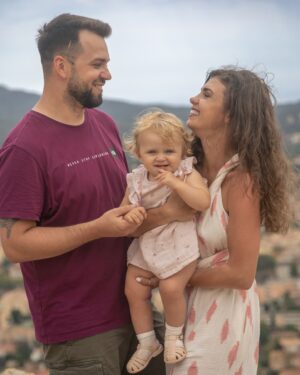 Denisa Pfauserová Instagram - My jsme se hledali, až jsme se našli 👨👶👩‍🦱 aneb my dva čmoudi a naše blonďatá kukačka 🙈 Hodně od vás slyším, jaká jsme fajn rodinka a my dva s Martině skvělej páreček. No a na jednu stranu to tak vážně je, jsme super tým a já jsem po celkem dlouhý době a x partnerských neuspěších našla kluka z mýho těsta. A tu naši rozkošnou usměvavou holčičku máme fakt za odměnu!

Na druhou stranu pořád vidíte jen to, co já chci, abyste viděli. Takže jsme i my dva úplně normální pár, co se hádá (a ráda bych napsala občas, ale popravdě je to spíš každej den :)), co si často nerozumí, co se uráží, potřebuje si od sebe odpočinout, bere si všechno osobně nebo vytahuje sto let starý křivdy 😅 Nakonec k sobě ale vždycky zase najdem cestu a umíme si odpustit a jít dál (ne a nikdy jsem nepřišla říct ,,promiň” jen proto, abych měla klid a měla za to, že se ve skutečnosti nemám za co omlouvat, ne ne, samozřejmě, že ne 😁). Když nemusíte být v partnerském vztahu někdo, kdo nejste a o všem si můžete promluvit, byť je to někdy hodně těžké, tak je to velká výhra. Vím to a díky za to ❤️

Někde jsem četla, že důležitý si odpustit před tím, než půjdete spát. Tak až se vás to někdy zas bude držet celej den, zkuste to dát aspoň ve chvíli, kdy lezete do peřin :)

#family #couple