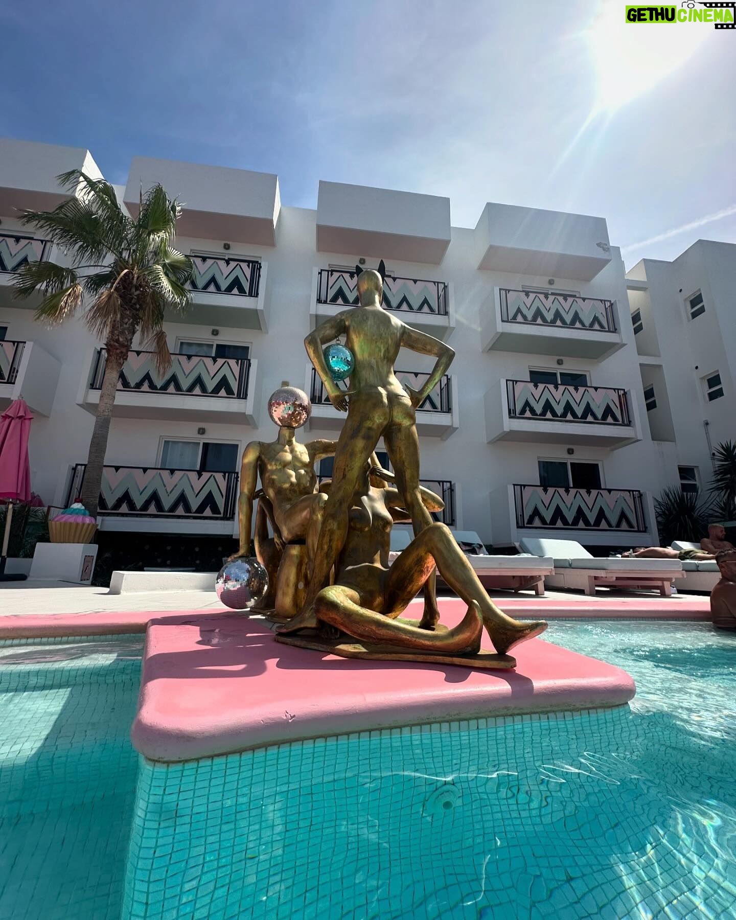 Denise Van Outen - 16.2K Likes - Another great stay @wikiwoo_ibiza 🇪🇸 swimsuit @marbelladressme
fan 🪭 @disco_leopard