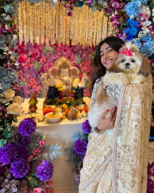 Dhanashree Verma Instagram - Ganpati Bappa Morya 🩷✨🙏🏻 
Love and blessings always 

Outfit: @theroyaleum
@vblitzcommunications 
Jewellery: @azotiique