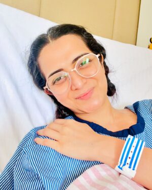Dhivyadharshini Instagram - Long post alert 
Last 3 months have been trying times for me. 2 months ago I had a major surgery for my knee, yes I have done total knee replacement surgery, this is my 4th surgery is past 10 years on my right knee. Wishing and hoping and praying that this the final surgery for my right knee. By far it’s been a very painful recovery but with improvement. I’m working very hard on myself and my knee. After 2 months of surgery I’m putting up this post for people who loved me onscreen, and have always supported me and empathised with my pain. I’m still in wonder thinking what I’ve done to gain this unconditional love from all of you. And for the people who prayed for me all these years and who supported me at work I want to say a big THANK YOU from the bottom of my heart. It kept me going through my dark days. And I’ve always told myself not to let this pain make me a bitter person and your love aided me in doing that. Now that there is light, I promise to come back stronger (which I already am). 

Most importantly I want to thank my doctors, Dr.Suriyanarayanan sir, Dr.Clement sir, Dr.Ashok sir @sims_hospitals who performed these knee surgeries on me and who took care of me like their own. Also Dr. Suresh and Dr.Madhavan from other departments of Sims hospital. Dr. Raneesh, thank you for always helping me and many thanks to Dr. Amar Agarwal sir (eye hospital) who introduced me to Dr. Clement where it all started. I specially have to thank Dr. Karthik Anjeeneyan, who’s been my support system. Spl mention to SIMS hospital staff Prema ma’am, Dwaraka ji and many who took care of me so well (not a paid mention). 
Big thanks to my family and friends who were by my side (you know who you are)

Lastly, if you ever see me anywhere walking, and if you’re one of those who wished me well during these tough 10 years please come to me and say hi, I would like to count my blessings.

I’m getting stronger, will see you all soon 
New knee New me. 

Love 
DD Neelakandan ❤️🧿