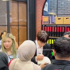 Dian Ayu Instagram - Ini adalah pencapaian tertinggiku dalam dunia per-drakor-an!!! Selfie sama aktor idola kuuu @jichangwook ommo ommo 🥹 

Suatu hari @suryainsomnia berucap "Ay, gue mau shooting sama aktor korea lo tau gak dia".. gak pake mikir langsung ngelamar jadi asisten Surya hahaha alias ikutin dia shooting hari itu.. Sengaja bawa helm buat di ttd-in karena oppa dan aku sama sama suka motoran hahaha.. 

Slide 2 aku cuman bilang "oppa sign jusseo", ehhh kok lamaaaa bgt nulisnya.. 
slide 6 kalian bisa liat sendiri, ternyata dia tambahin "always be careful " .. ommoooo lemessss dengkulll eikeee 😍😍😍

Awal2 drakoran thn 2017an, K2 salah satu yg kutonton diawal dan fix langsung jatuh cinta sama dia, aktingnya, hobbynya, semuaaa dramanyaa kutonton uhuyyy lahh pokoknyaa 🫶🏻🫶🏻🫶🏻

Nuhunn pisannn @suryainsomnia @tyararenata LUVVVV AKUTUUUU SAMA KALIANNN 🤍🤍🤍
Saranghaeooo oppa @jichangwook 💋💋💋

Gak lupaa nuhun suamikuu @omeshomesh atas dorongannyaa terhadap kehaluan istrinya.. yg tadinyaa aku hampir batal dataaang ke Trans7 🥹😘