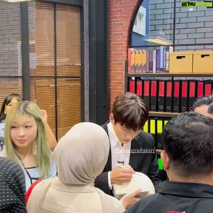 Dian Ayu - 85.4K Likes - Ini adalah pencapaian tertinggiku dalam dunia per-drakor-an!!! Selfie sama aktor idola kuuu @jichangwook ommo ommo 🥹
Suatu hari @suryainsomnia berucap "Ay, gue mau shooting sama aktor korea lo tau gak dia".. gak pake mikir langsung ngelamar jadi asisten Surya hahaha alias ikutin dia shooting hari itu.. Sengaja bawa helm buat di ttd-in karena oppa dan aku sama sama suka motoran hahaha..
Slide 2 aku cuman bilang "oppa sign jusseo", ehhh kok lamaaaa bgt nulisnya..
slide 6 kalian bisa liat sendiri, ternyata dia tambahin "always be careful " .. ommoooo lemessss dengkulll eikeee 😍😍😍
Awal2 drakoran thn 2017an, K2 salah satu yg kutonton diawal dan fix langsung jatuh cinta sama dia, aktingnya, hobbynya, semuaaa dramanyaa kutonton uhuyyy lahh pokoknyaa 🫶🏻🫶🏻🫶🏻
Nuhunn pisannn @suryainsomnia @tyararenata LUVVVV AKUTUUUU SAMA KALIANNN 🤍🤍🤍
Saranghaeooo oppa @jichangwook 💋💋💋
Gak lupaa nuhun suamikuu @omeshomesh atas dorongannyaa terhadap kehaluan istrinya.. yg tadinyaa aku hampir batal dataaang ke Trans7 🥹😘