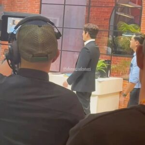 Dian Ayu Instagram - Ini adalah pencapaian tertinggiku dalam dunia per-drakor-an!!! Selfie sama aktor idola kuuu @jichangwook ommo ommo 🥹 

Suatu hari @suryainsomnia berucap "Ay, gue mau shooting sama aktor korea lo tau gak dia".. gak pake mikir langsung ngelamar jadi asisten Surya hahaha alias ikutin dia shooting hari itu.. Sengaja bawa helm buat di ttd-in karena oppa dan aku sama sama suka motoran hahaha.. 

Slide 2 aku cuman bilang "oppa sign jusseo", ehhh kok lamaaaa bgt nulisnya.. 
slide 6 kalian bisa liat sendiri, ternyata dia tambahin "always be careful " .. ommoooo lemessss dengkulll eikeee 😍😍😍

Awal2 drakoran thn 2017an, K2 salah satu yg kutonton diawal dan fix langsung jatuh cinta sama dia, aktingnya, hobbynya, semuaaa dramanyaa kutonton uhuyyy lahh pokoknyaa 🫶🏻🫶🏻🫶🏻

Nuhunn pisannn @suryainsomnia @tyararenata LUVVVV AKUTUUUU SAMA KALIANNN 🤍🤍🤍
Saranghaeooo oppa @jichangwook 💋💋💋

Gak lupaa nuhun suamikuu @omeshomesh atas dorongannyaa terhadap kehaluan istrinya.. yg tadinyaa aku hampir batal dataaang ke Trans7 🥹😘