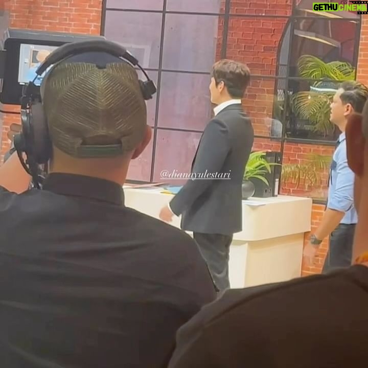 Dian Ayu - 85.4K Likes - Ini adalah pencapaian tertinggiku dalam dunia per-drakor-an!!! Selfie sama aktor idola kuuu @jichangwook ommo ommo 🥹
Suatu hari @suryainsomnia berucap "Ay, gue mau shooting sama aktor korea lo tau gak dia".. gak pake mikir langsung ngelamar jadi asisten Surya hahaha alias ikutin dia shooting hari itu.. Sengaja bawa helm buat di ttd-in karena oppa dan aku sama sama suka motoran hahaha..
Slide 2 aku cuman bilang "oppa sign jusseo", ehhh kok lamaaaa bgt nulisnya..
slide 6 kalian bisa liat sendiri, ternyata dia tambahin "always be careful " .. ommoooo lemessss dengkulll eikeee 😍😍😍
Awal2 drakoran thn 2017an, K2 salah satu yg kutonton diawal dan fix langsung jatuh cinta sama dia, aktingnya, hobbynya, semuaaa dramanyaa kutonton uhuyyy lahh pokoknyaa 🫶🏻🫶🏻🫶🏻
Nuhunn pisannn @suryainsomnia @tyararenata LUVVVV AKUTUUUU SAMA KALIANNN 🤍🤍🤍
Saranghaeooo oppa @jichangwook 💋💋💋
Gak lupaa nuhun suamikuu @omeshomesh atas dorongannyaa terhadap kehaluan istrinya.. yg tadinyaa aku hampir batal dataaang ke Trans7 🥹😘
