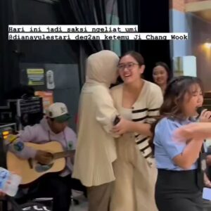 Dian Ayu Instagram - Ini adalah pencapaian tertinggiku dalam dunia per-drakor-an!!! Selfie sama aktor idola kuuu @jichangwook ommo ommo 🥹 

Suatu hari @suryainsomnia berucap "Ay, gue mau shooting sama aktor korea lo tau gak dia".. gak pake mikir langsung ngelamar jadi asisten Surya hahaha alias ikutin dia shooting hari itu.. Sengaja bawa helm buat di ttd-in karena oppa dan aku sama sama suka motoran hahaha.. 

Slide 2 aku cuman bilang "oppa sign jusseo", ehhh kok lamaaaa bgt nulisnya.. 
slide 6 kalian bisa liat sendiri, ternyata dia tambahin "always be careful " .. ommoooo lemessss dengkulll eikeee 😍😍😍

Awal2 drakoran thn 2017an, K2 salah satu yg kutonton diawal dan fix langsung jatuh cinta sama dia, aktingnya, hobbynya, semuaaa dramanyaa kutonton uhuyyy lahh pokoknyaa 🫶🏻🫶🏻🫶🏻

Nuhunn pisannn @suryainsomnia @tyararenata LUVVVV AKUTUUUU SAMA KALIANNN 🤍🤍🤍
Saranghaeooo oppa @jichangwook 💋💋💋

Gak lupaa nuhun suamikuu @omeshomesh atas dorongannyaa terhadap kehaluan istrinya.. yg tadinyaa aku hampir batal dataaang ke Trans7 🥹😘