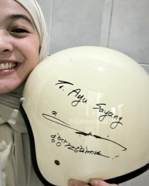 Dian Ayu Instagram - Ini adalah pencapaian tertinggiku dalam dunia per-drakor-an!!! Selfie sama aktor idola kuuu @jichangwook ommo ommo 🥹 

Suatu hari @suryainsomnia berucap "Ay, gue mau shooting sama aktor korea lo tau gak dia".. gak pake mikir langsung ngelamar jadi asisten Surya hahaha alias ikutin dia shooting hari itu.. Sengaja bawa helm buat di ttd-in karena oppa dan aku sama sama suka motoran hahaha.. 

Slide 2 aku cuman bilang "oppa sign jusseo", ehhh kok lamaaaa bgt nulisnya.. 
slide 6 kalian bisa liat sendiri, ternyata dia tambahin "always be careful " .. ommoooo lemessss dengkulll eikeee 😍😍😍

Awal2 drakoran thn 2017an, K2 salah satu yg kutonton diawal dan fix langsung jatuh cinta sama dia, aktingnya, hobbynya, semuaaa dramanyaa kutonton uhuyyy lahh pokoknyaa 🫶🏻🫶🏻🫶🏻

Nuhunn pisannn @suryainsomnia @tyararenata LUVVVV AKUTUUUU SAMA KALIANNN 🤍🤍🤍
Saranghaeooo oppa @jichangwook 💋💋💋

Gak lupaa nuhun suamikuu @omeshomesh atas dorongannyaa terhadap kehaluan istrinya.. yg tadinyaa aku hampir batal dataaang ke Trans7 🥹😘