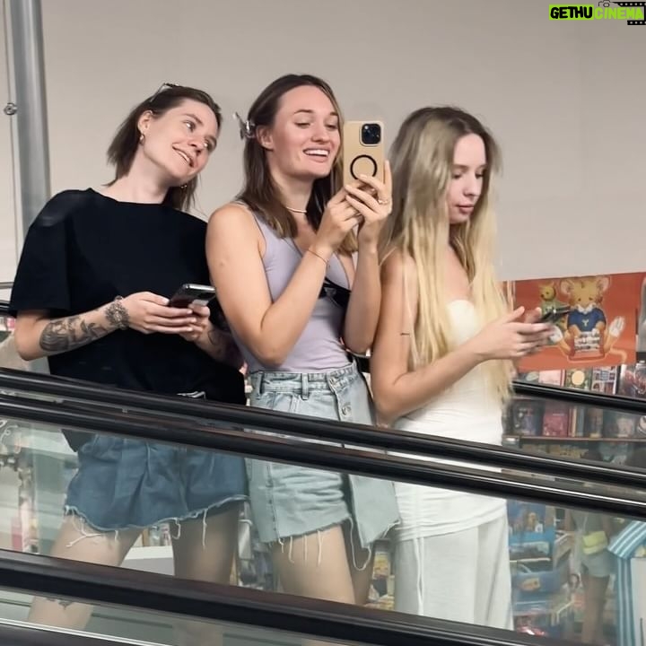 Diana Gloster - 10.3K Likes - Family randoms❤️
1. Наша фантастична четвірка (пʼята поки страшенно не любить зніматися😅)
2. Мамуся🫶🏼
3. Здійснили мрію Санді і в День Народження розбудили з тортиком всі разом✨
4. Тепер мамин дім так далеко
5. Марія🌊
6. Практикувати біля моря - це щось неймовірне!
7. А от і пʼятірка 😂🙌🏻 Підкупили))
8. Подарувала мамі сукню✨
9. Огляд настільних ігор в Італії 😜
10. Мій улюблений балкон
11. UNO 💥
12. У цієї жінки - пʼятеро!!!😱
13. Італійські сніданки🤌🏻
14. Старшенька і молодшенька 🫶🏼
15. Another day - another slaaaay
16. Я в купальнику від @swimbydi 😏
17. Влаштували Санді квест в її ДН🥳
18. В цьому дзеркалі - вся суть Італії)))))
19. З моєю Кріс 👭
20. Реву😭😭😭😭😭 чому кожен раз так важко їхати від них?😭😭😭