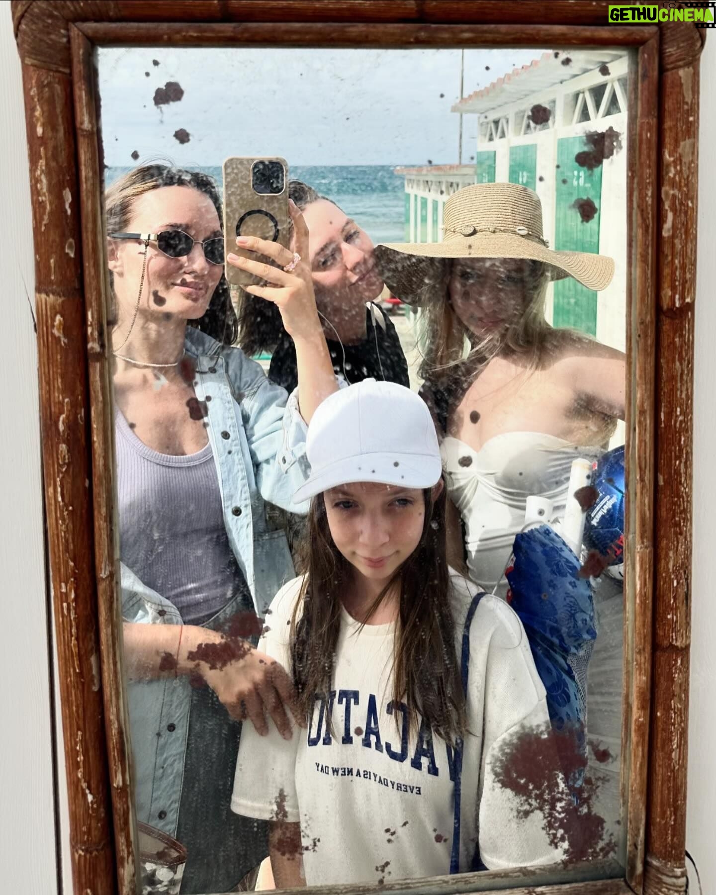 Diana Gloster - 10.3K Likes - Family randoms❤️
1. Наша фантастична четвірка (пʼята поки страшенно не любить зніматися😅)
2. Мамуся🫶🏼
3. Здійснили мрію Санді і в День Народження розбудили з тортиком всі разом✨
4. Тепер мамин дім так далеко
5. Марія🌊
6. Практикувати біля моря - це щось неймовірне!
7. А от і пʼятірка 😂🙌🏻 Підкупили))
8. Подарувала мамі сукню✨
9. Огляд настільних ігор в Італії 😜
10. Мій улюблений балкон
11. UNO 💥
12. У цієї жінки - пʼятеро!!!😱
13. Італійські сніданки🤌🏻
14. Старшенька і молодшенька 🫶🏼
15. Another day - another slaaaay
16. Я в купальнику від @swimbydi 😏
17. Влаштували Санді квест в її ДН🥳
18. В цьому дзеркалі - вся суть Італії)))))
19. З моєю Кріс 👭
20. Реву😭😭😭😭😭 чому кожен раз так важко їхати від них?😭😭😭