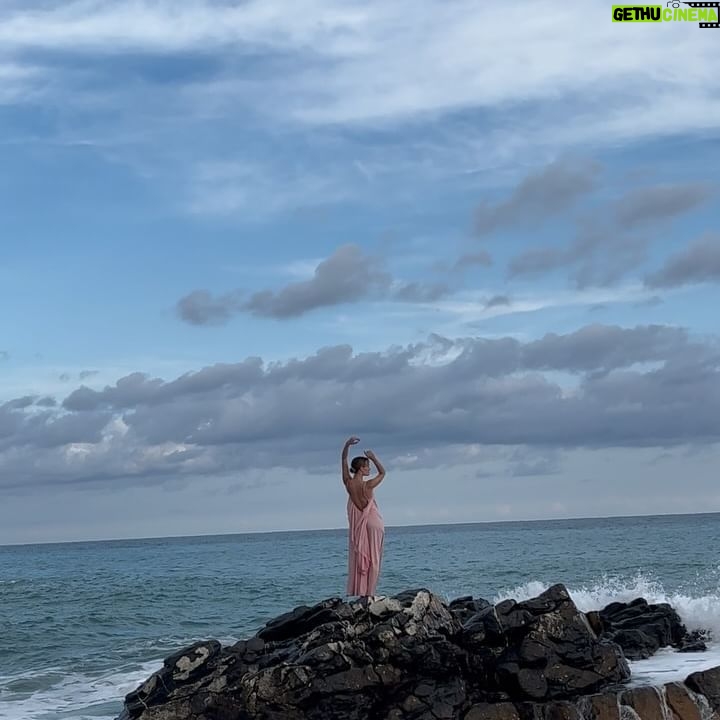 Diana Gloster - 5.6K Likes - Бути слабкою та сильною одночасно. Тендітною та стійкою. Вразливою та незламною. Плакати і йти вперед попри все🌊