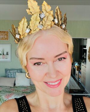 Didem Uzel Instagram - Yıl 1994! Türkiye Güzellik Yarışması’nda 3. lük tacını takmışım👸🏼İlk önce Paris’te yapılacağı söylenen sonra son dakika İstanbul’da yapılacağı söylenen Avrupa Güzellik Yarışması’ında da First Runner Up tacı taktım. Kimine göre istanbul’da yapıldığı için torpilliydim kimi ne göre de 1. lik hakkımdı 🥰 Kimin umrumda 😂 Takmışmıyım almışmıyım! Demek ki var bişi ki almışız. Nitekim o tacı bana takanlar öngörmüşler ki o ışığı 30 sene geçmiş haala huzurlarınızdayım. İster oyuncu deyin, ister tv sunucusu değin, ister influencer🤩 Varmıyım varım 🥰 Yahuu aslında bu tantanayı niye yaptım biliyormusunuz? Siz bir şey olacaksanız oluyorsunuz! Kaderinizde varsa buna kimse engel olamaz; Allah’ın açtığı kapıları kimse kapatamaz. Hazır güzellik yarışmalarıda gündeme gelmişken iki kelam etmek istedim. Rahmetli Özcan Sandıkçıoğlu Türkiye Güzellik yarışması gecesi sonuçlar açıklanıp davette konuşurken kulağıma şöyle fısıldamıştı “seni 3. seçtik çünkü Türkiye’ye bir derece gelmesini umut ediyoruz, sen bizi Avrupa Güzellik Yarışması’nda  temsil edeceksin” ve dediği de oldu hakikaten; ben Avrupa 2. güzeli seçildim; torpil falan da yoktu yani; güzeldim, çıtırdım, eğitimliydim 😂 valla hepsi vardı; hakkımı yedirmem 🥳Espri bir yana da  aslında bunu neden dedim; bu güzel kızlar seçilirken hep bir plan dahilinde oluyor. Vardır bir sebebi deyip konuyu kapatmak isterim. Küçük de bir not tarihe geçsin; üniversite 1. sınıfta beni keşfedip zorla ajansa götüren @purefacehalo sevgili Ayla ❤️ seni de hiç unutmadım. Sen olmasan belki yolumu yine bulurdum ama sen beni emin elllere emanet ettin. Ve sevgili @ugurkanerezofficial sana da kocaman teşekkür. Aldığım yolda şöhretimin en parlak dönemlerinde yanımda olduğun için 🙏🏻 #türkiyegüzellikyarışması Bir sürü anım ve hikayem var bu yarışmalar ile ilgili. Onlarıda sonra paylaşırım 🥰