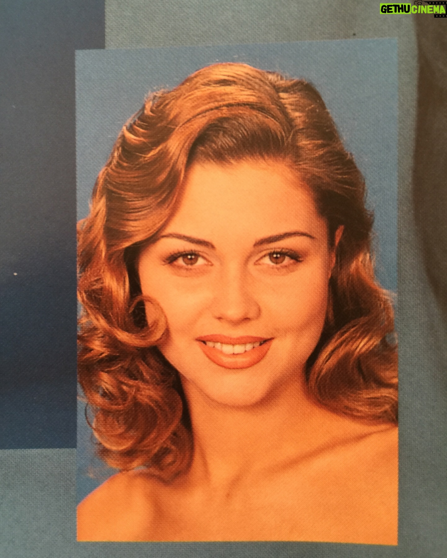 Didem Uzel - 17K Likes - Yıl 1994! Türkiye Güzellik Yarışması’nda 3. lük tacını takmışım👸🏼İlk önce Paris’te yapılacağı söylenen sonra son dakika İstanbul’da yapılacağı söylenen Avrupa Güzellik Yarışması’ında da First Runner Up tacı taktım. Kimine göre istanbul’da yapıldığı için torpilliydim kimi ne göre de 1. lik hakkımdı 🥰 Kimin umrumda 😂 Takmışmıyım almışmıyım! Demek ki var bişi ki almışız. Nitekim o tacı bana takanlar öngörmüşler ki o ışığı 30 sene geçmiş haala huzurlarınızdayım. İster oyuncu deyin, ister tv sunucusu değin, ister influencer🤩 Varmıyım varım 🥰 Yahuu aslında bu tantanayı niye yaptım biliyormusunuz? Siz bir şey olacaksanız oluyorsunuz! Kaderinizde varsa buna kimse engel olamaz; Allah’ın açtığı kapıları kimse kapatamaz. Hazır güzellik yarışmalarıda gündeme gelmişken iki kelam etmek istedim. Rahmetli Özcan Sandıkçıoğlu Türkiye Güzellik yarışması gecesi sonuçlar açıklanıp davette konuşurken kulağıma şöyle fısıldamıştı “seni 3. seçtik çünkü Türkiye’ye bir derece gelmesini umut ediyoruz, sen bizi Avrupa Güzellik Yarışması’nda temsil edeceksin” ve dediği de oldu hakikaten; ben Avrupa 2. güzeli seçildim; torpil falan da yoktu yani; güzeldim, çıtırdım, eğitimliydim 😂 valla hepsi vardı; hakkımı yedirmem 🥳Espri bir yana da aslında bunu neden dedim; bu güzel kızlar seçilirken hep bir plan dahilinde oluyor. Vardır bir sebebi deyip konuyu kapatmak isterim. Küçük de bir not tarihe geçsin; üniversite 1. sınıfta beni keşfedip zorla ajansa götüren @purefacehalo sevgili Ayla ❤️ seni de hiç unutmadım. Sen olmasan belki yolumu yine bulurdum ama sen beni emin elllere emanet ettin. Ve sevgili @ugurkanerezofficial sana da kocaman teşekkür. Aldığım yolda şöhretimin en parlak dönemlerinde yanımda olduğun için 🙏🏻 #türkiyegüzellikyarışması Bir sürü anım ve hikayem var bu yarışmalar ile ilgili. Onlarıda sonra paylaşırım 🥰